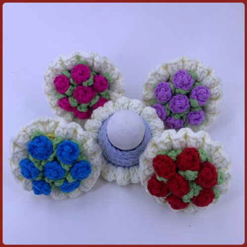 Bó hoa hồng mini móc len từ quả cầu lông
